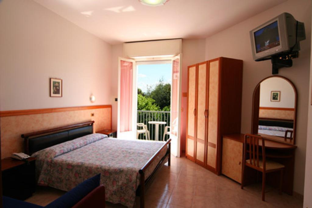 Hotel Parigi Ρίμινι Εξωτερικό φωτογραφία