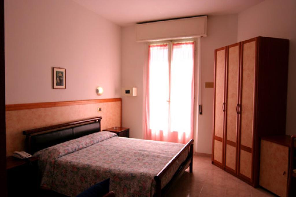 Hotel Parigi Ρίμινι Εξωτερικό φωτογραφία