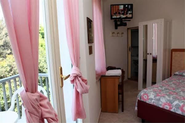 Hotel Parigi Ρίμινι Εξωτερικό φωτογραφία